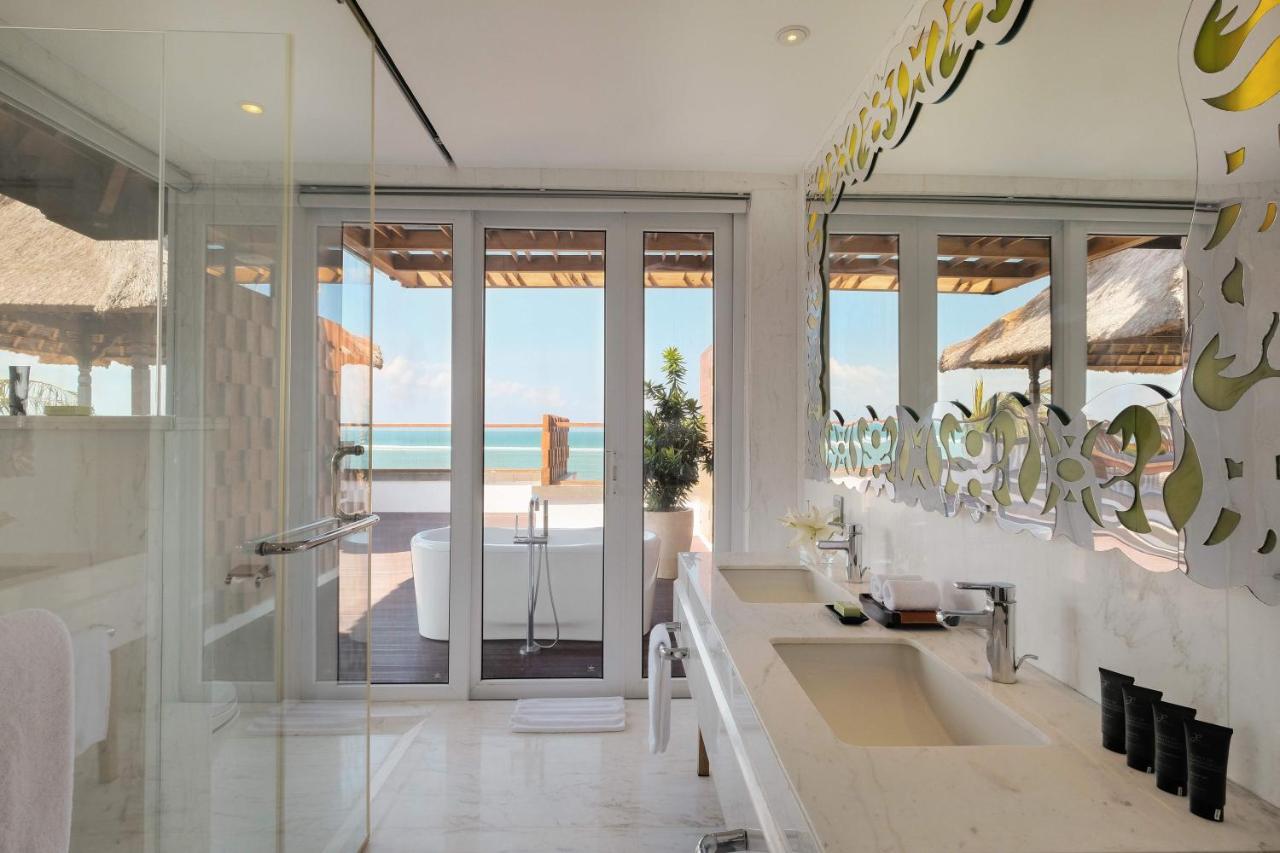 נוסא דואה Hotel Nikko Bali Benoa Beach מראה חיצוני תמונה Bathroom at the hotel