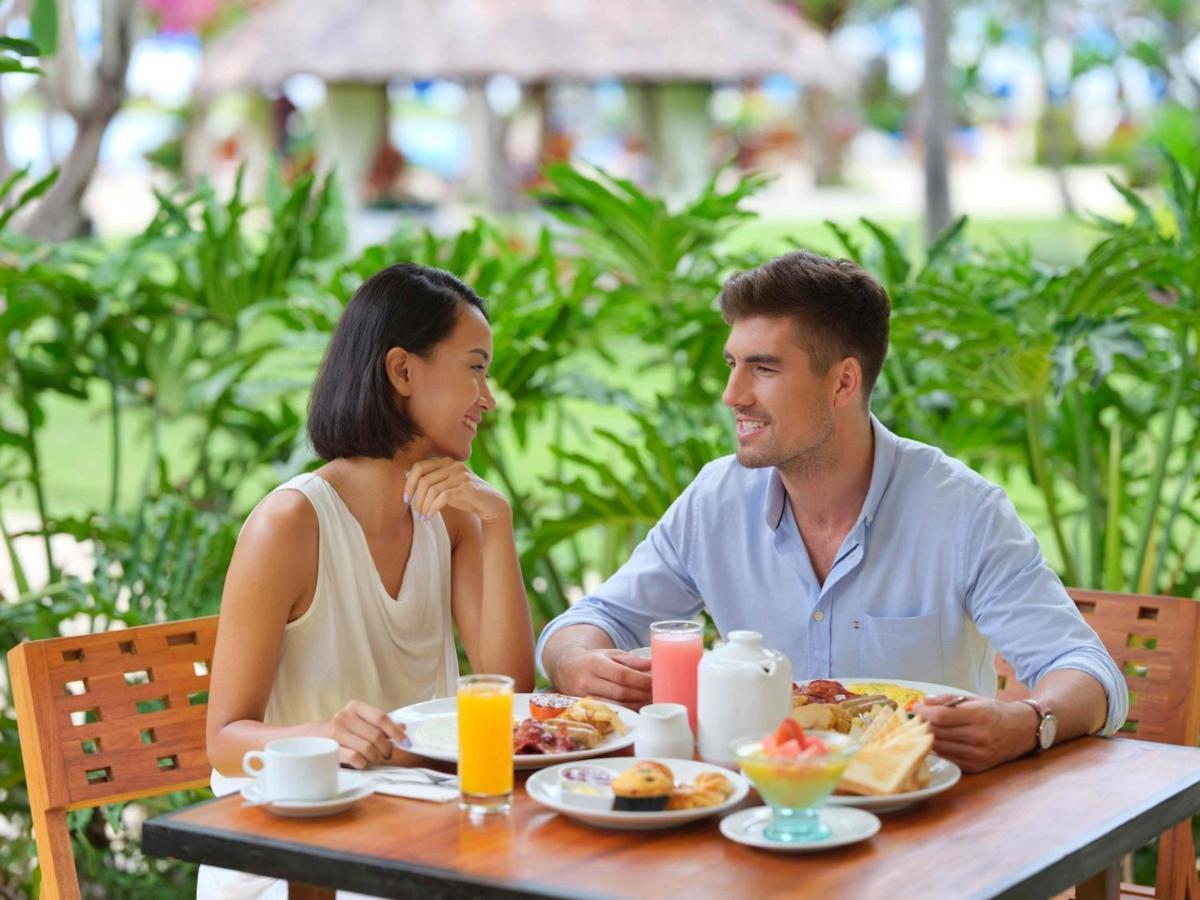 נוסא דואה Hotel Nikko Bali Benoa Beach מראה חיצוני תמונה A couple eating breakfast