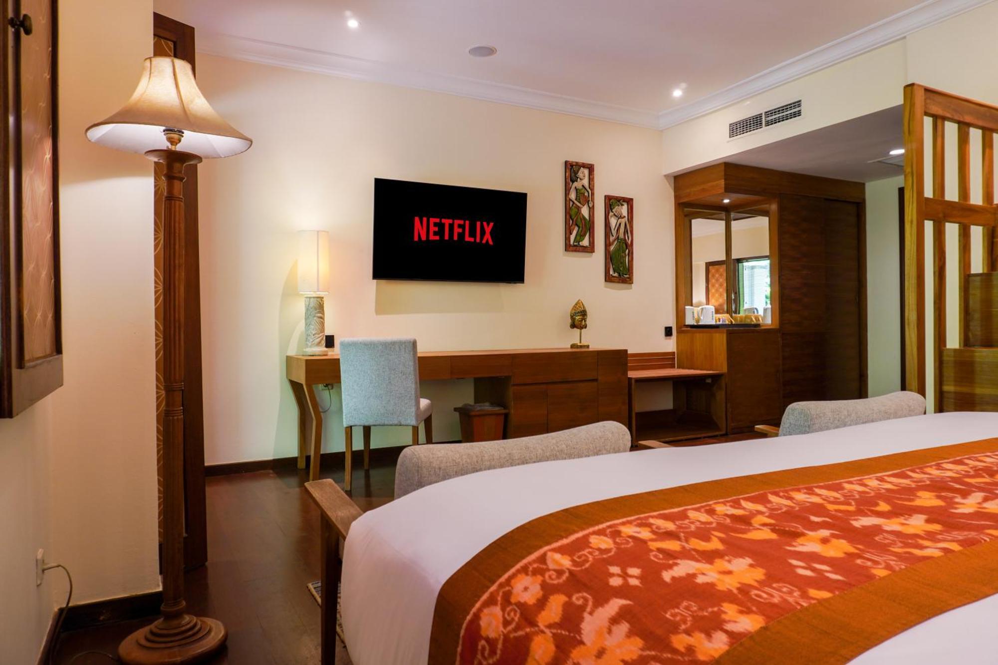 נוסא דואה Hotel Nikko Bali Benoa Beach מראה חיצוני תמונה Netflix in a hotel room