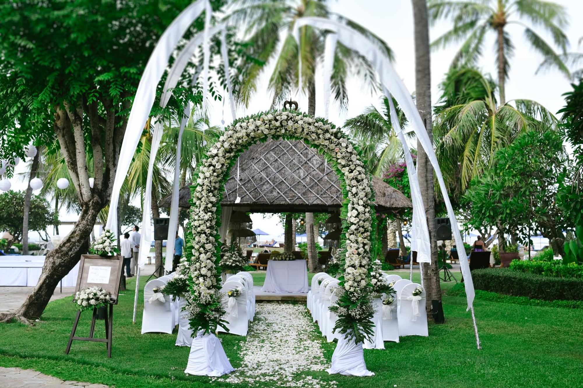 נוסא דואה Hotel Nikko Bali Benoa Beach מראה חיצוני תמונה A wedding arch