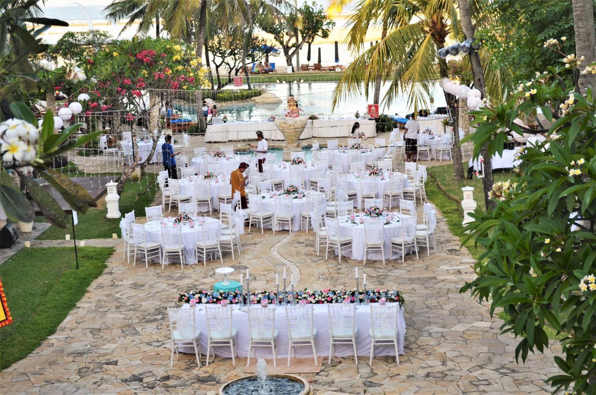 נוסא דואה Hotel Nikko Bali Benoa Beach מראה חיצוני תמונה A wedding reception at a resort