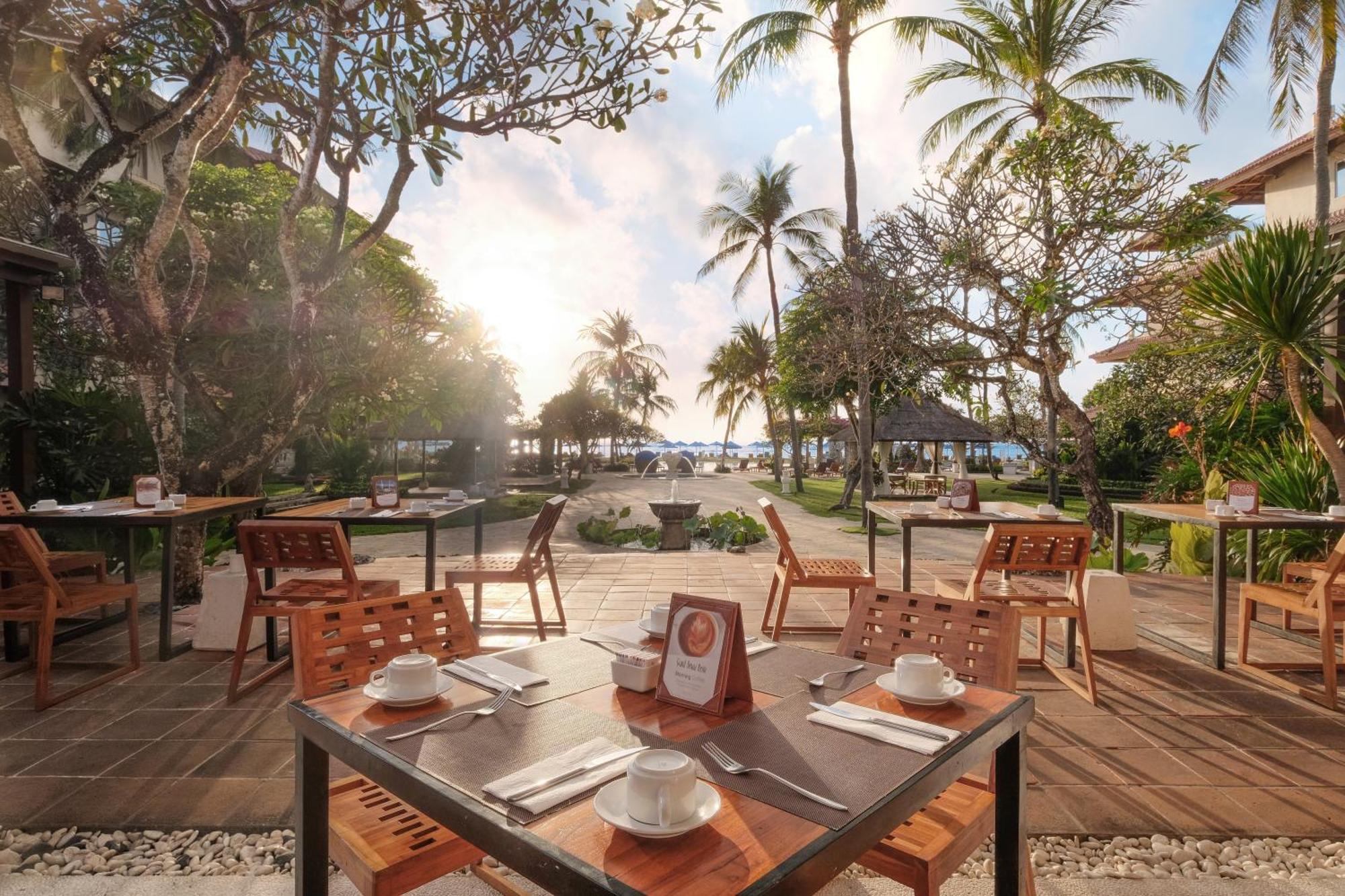 נוסא דואה Hotel Nikko Bali Benoa Beach מראה חיצוני תמונה The Deck