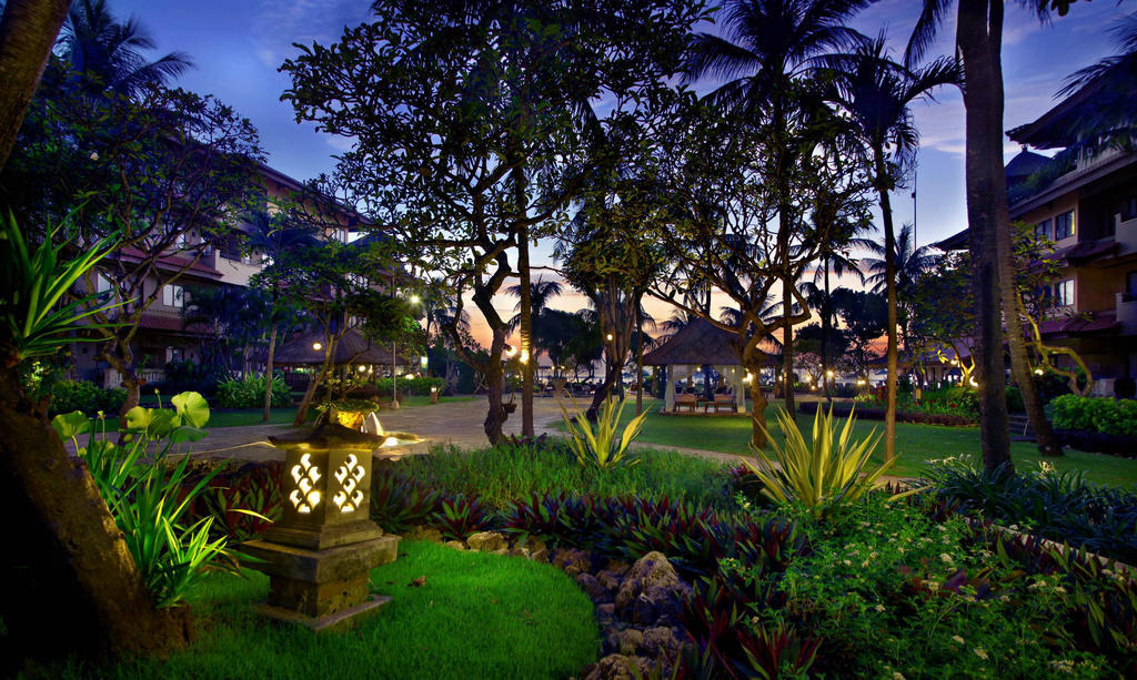 נוסא דואה Hotel Nikko Bali Benoa Beach מראה חיצוני תמונה The garden at the hotel